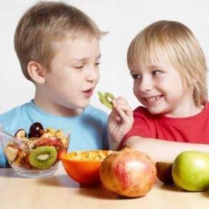 niños frutas