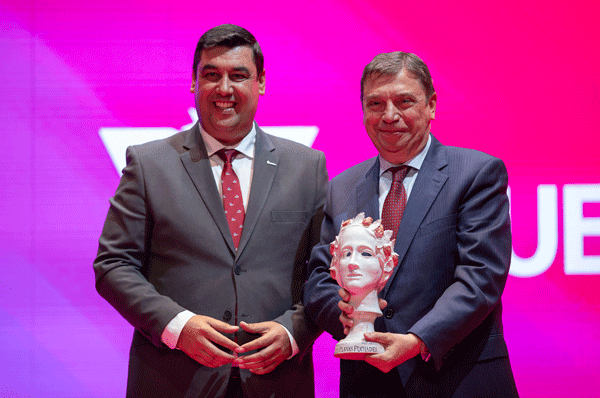 El Ministro de Agricultura, Luis Planas, recibe el Premio Fresa otorgado por Freshuelva. 