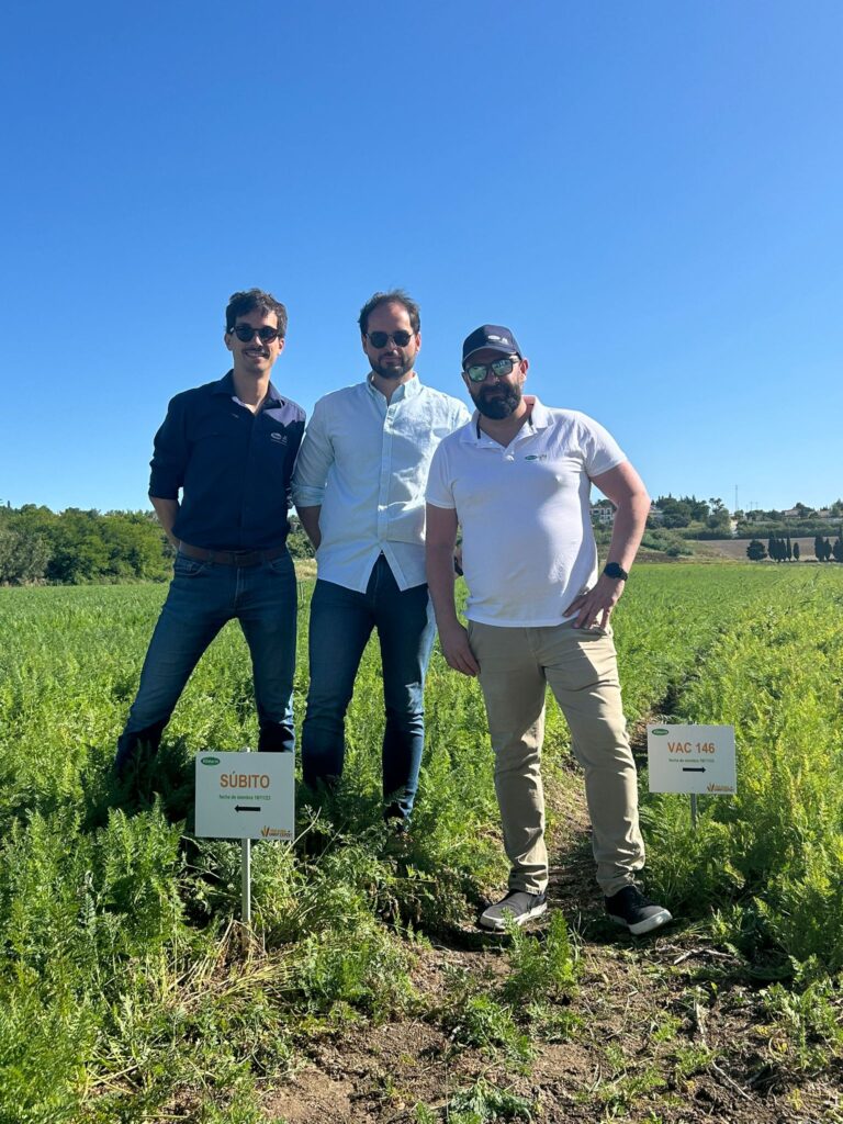 Jaime López, Delegado Comercial de Andalucía Occidental de Vilmorin y Clément Planchenault, jefe de producto de zanahoria y Eliseo Tomás director comercial de campo abierto