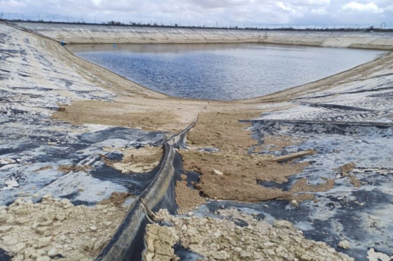 Balsa de Torremendo sin apenas agua que abastece a 25 hectáreas de cítricos