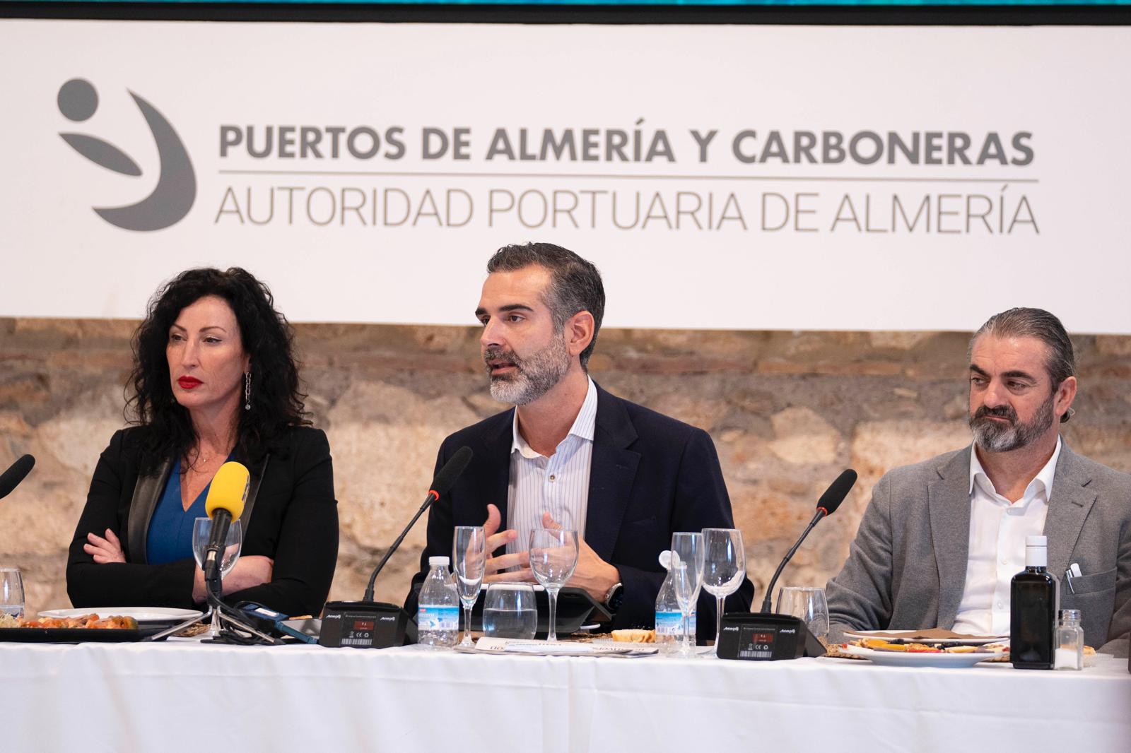 Ramón Fernández-Pacheco, en el centro