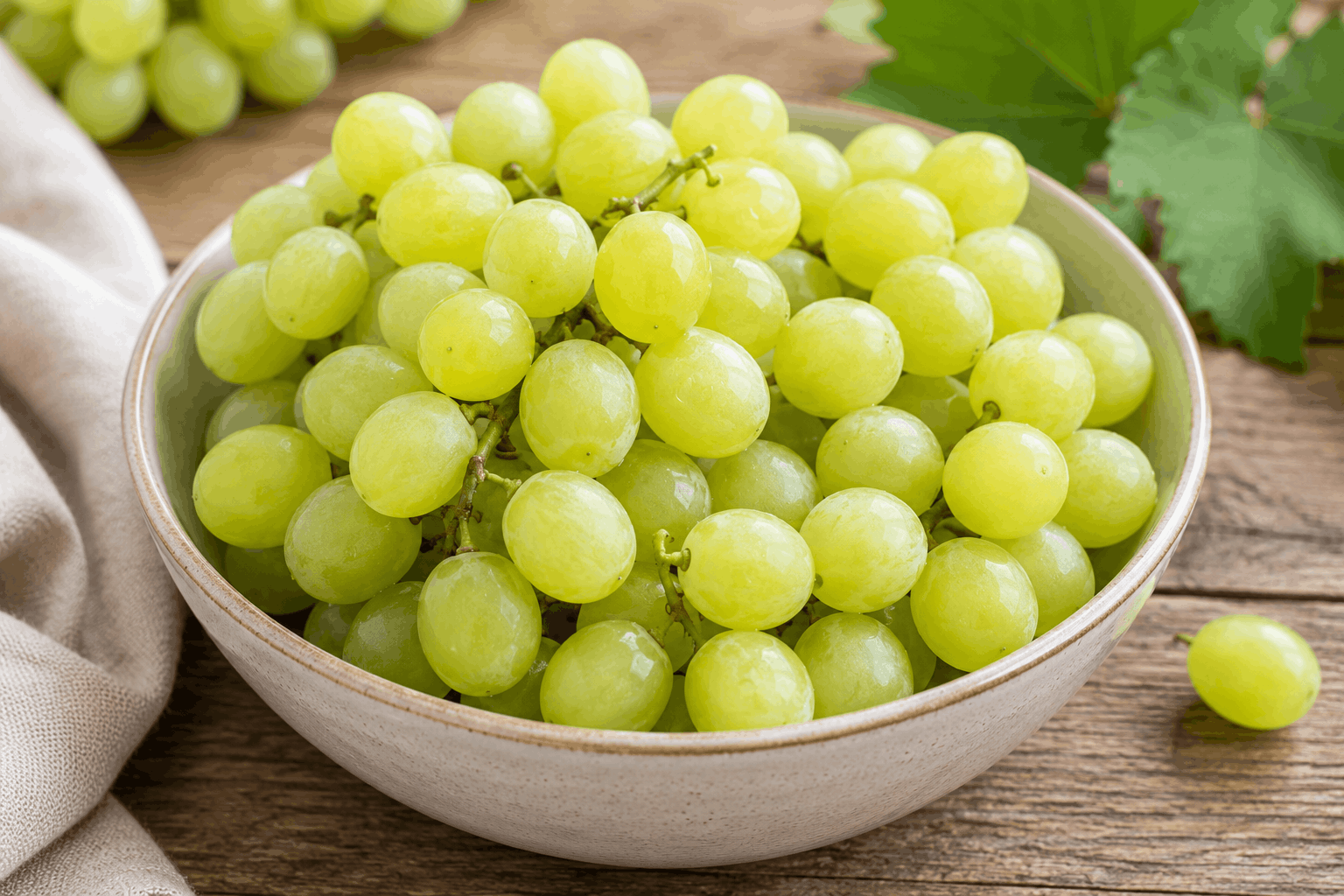 uvas blancas en un cuenco