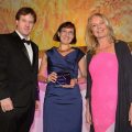 Gastgeberin Juliet Smith (rechts) und Robert Birkett, Journalist bei Agribusiness Intelligence, überreichen den Agrow Award 2018 an Charlotte Morr, Leiterin der Transparenzinitiative der Division Crop Science von Bayer.
---------------------------------------------
Juliet Smith (right), who hosted the awards ceremony, and Robert Birkett, Specialist Journalist at Agribusiness Intelligence, hand over the Agrow Award 2018 to Charlotte Morr, Project Lead of the Transparency Initiative at the Crop Science Division of Bayer.