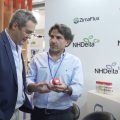 El director de Marketing, Javier Moreno, muestra una de las tecnologías de Ecoculture