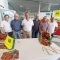 Equipo de Semillas Fitó junto agricultores en una subasta