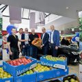 uitreiking Audi aan winnaar die de winnende Marlene appel kocht. in Winkelcentrum Paddepeol, Groningen