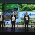 Joaquín Maudos, Eduardo Baamonde y Roberto García posan con la publicación (1)