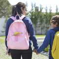 Plátano de Canarias acompaña a los niños al colegio