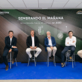 Ricardo Serra, Vicepresidente de ASAJA Nacional; Mario Picazo, meteorólogo de eltiempo.es y experto en Cambio Climático; Manuel Melgarejo, Presidente de Corteva Agriscience en Iberia; Andrés García, Director General de Garlan Sociedad Cooperativa y Jorge Martínez, Responsable de Agricultura Digital de Corteva Iberia.