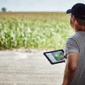 Die digitalen Tools von Bayer helfen Landwirten, bessere Entscheidungen zu treffen, Risiken zu managen und den Ertrag zu maximieren.
----------------------------------------------------
Digital tools from Bayer help farmers make better decisions, helping them manage risk and maximize yield.