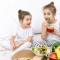 Niñas comiendo frutas